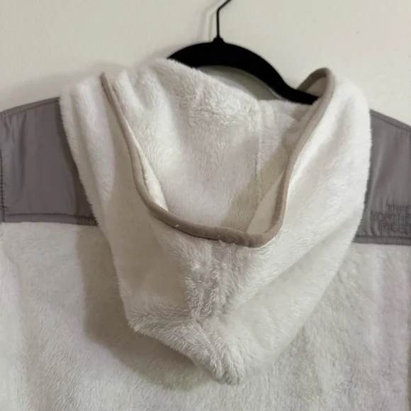 Women’s LThe North Face Women's White and Gray Teddy Jacket: adventure outdoors - Picture 11 of 14